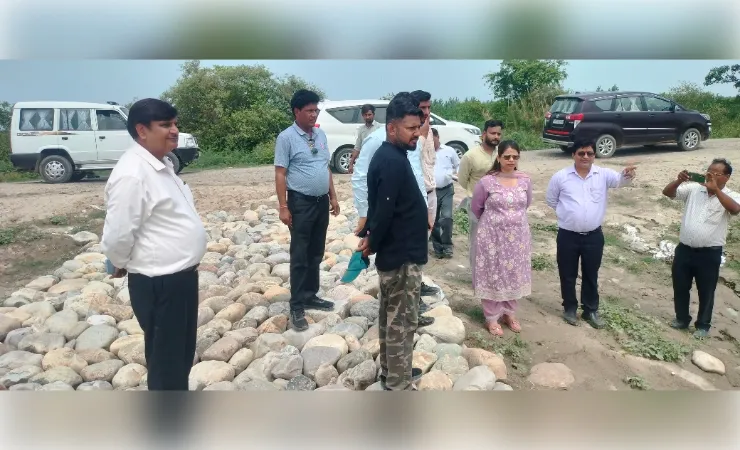 बाढ़ सुरक्षा कार्यों का डीएम ने किया निरीक्षण, मानसून से पहले काम पूरा करने के निर्देश