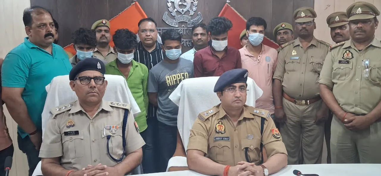 पुलिस द्वारा चेकिंग के दौरान 05 अभियुक्तों को अवैध असलहों,के साथ किया गया गिरफ्तार