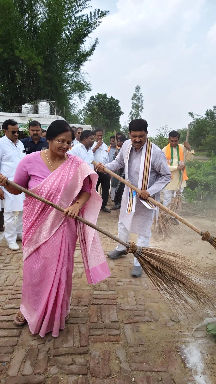 प्रभारी मंत्री ने झाड़ू लगाकर व कचरे की सफाई कर जनपदवासियों को स्वच्छता का दिया संदेश