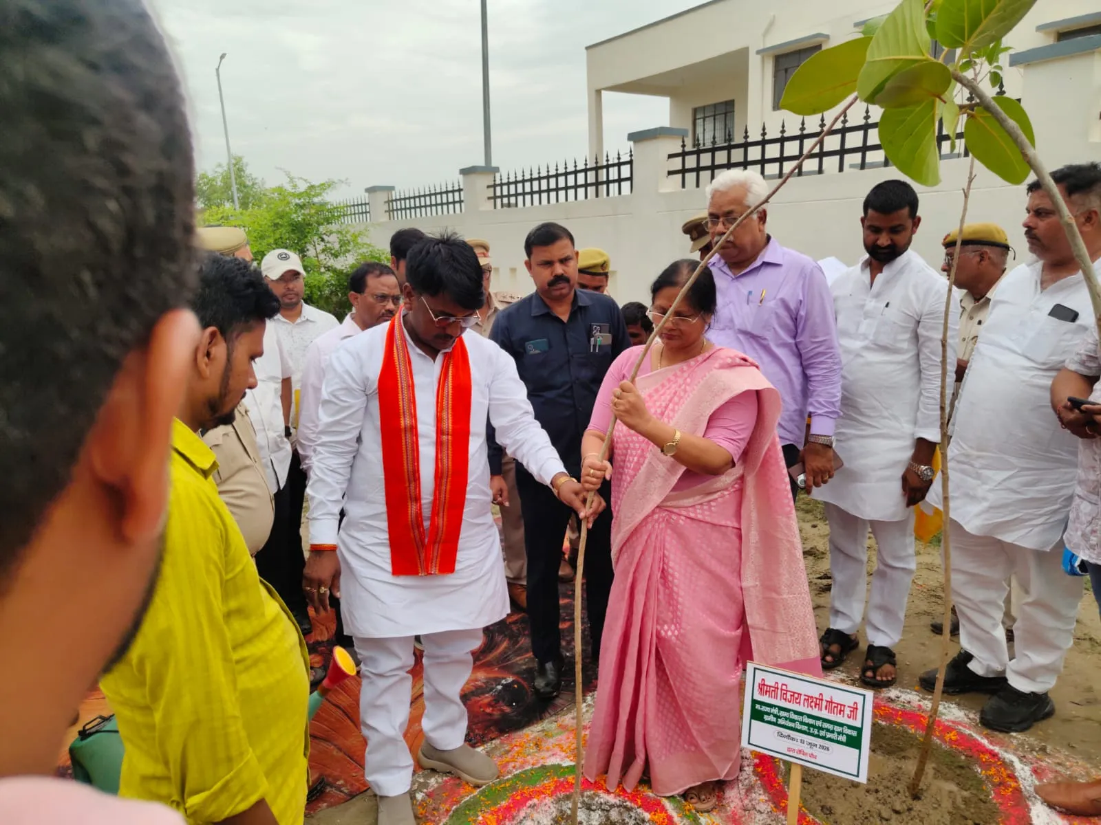 प्रभारी मंत्री द्वारा अग्निशमन केंद्र सिरसी व बाबा बैजूनाथ मंदिर पर किया गया वृक्षारोपण