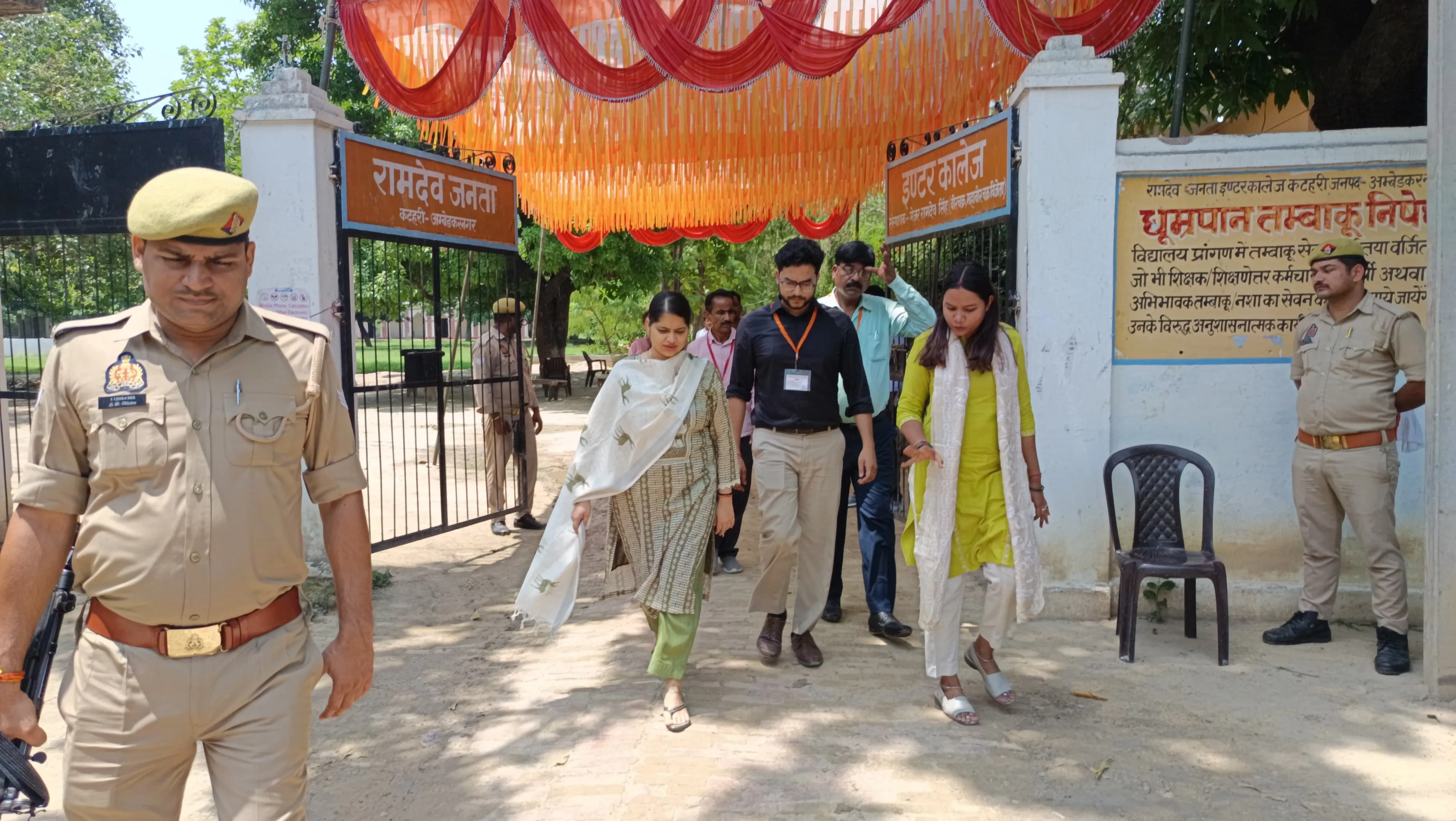 जिलाधिकारी ईशा प्रिया ने परीक्षा केंद्रों का किया औचक निरीक्षण 