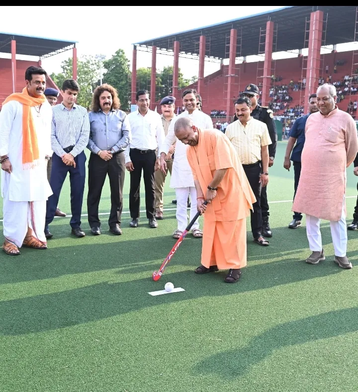 900 करोड़ से अधिक की सौगात: सीएम योगी ने मैदान में अजमाया हाथ 