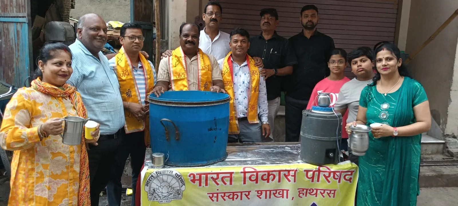 श्री पुरुषोत्तम मास के अंतिम दिवस के दिन ठंडाई प्रसादी का  वितरण समापन हुआ