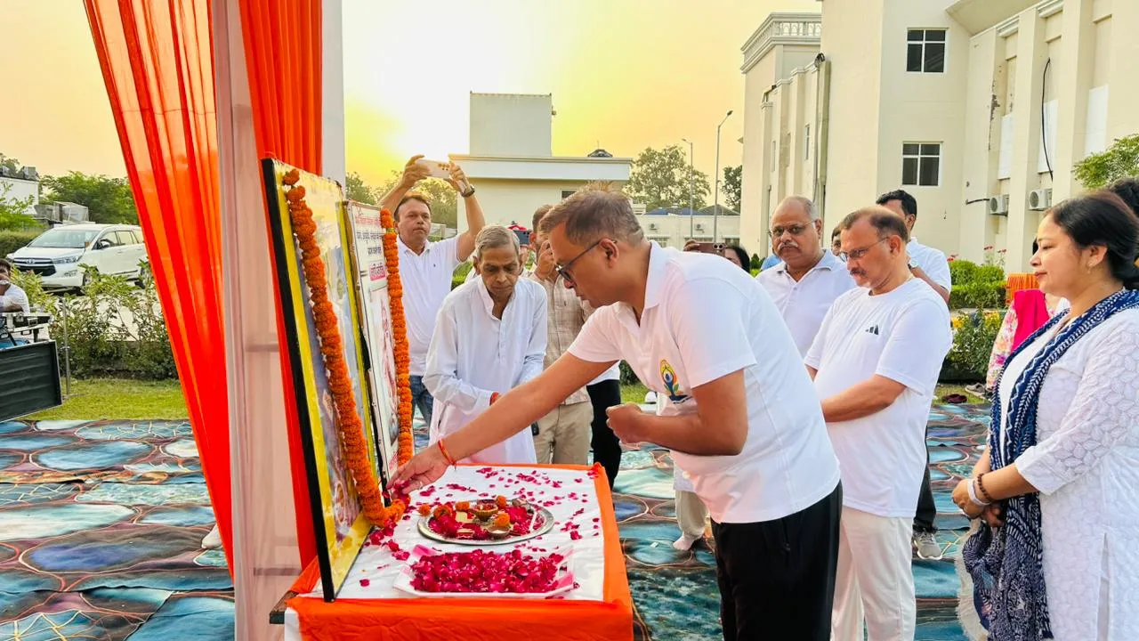 डीएम धर्मेन्द्र प्रताप सिंह ने किया योग सप्ताह का शुभारंभ: डीएम, सीडीओ व नगर आयुक्त ने माल्यार्पण कर पुष्प अर्पित किए 