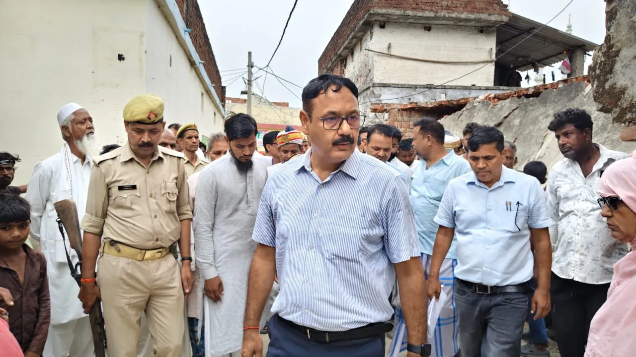 डीएम द्वारा परसा माफी स्थित शिव मंदिर के पर्यटन विकास कार्यों का किया गया निरीक्षण