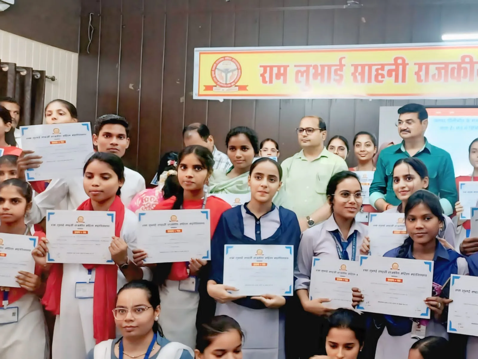 निबंध लेखन व पोस्टर मेकिंग प्रतियोगिता में अभिनव राठौर रहे अव्वल, राज्यमंत्री ने किया सम्मानित