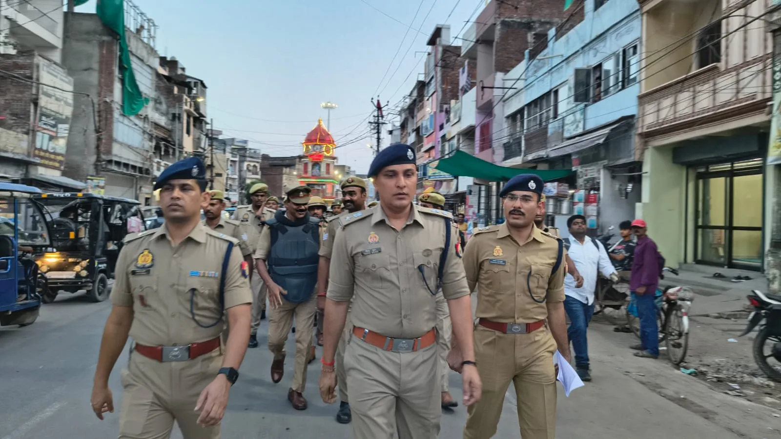 मुहर्रम पर्व को सकुशल संपन्न कराने के लिए पुलिस अधीक्षक ने पैदल गश्त कर सुरक्षा व्यवस्था का लिया जाएगा