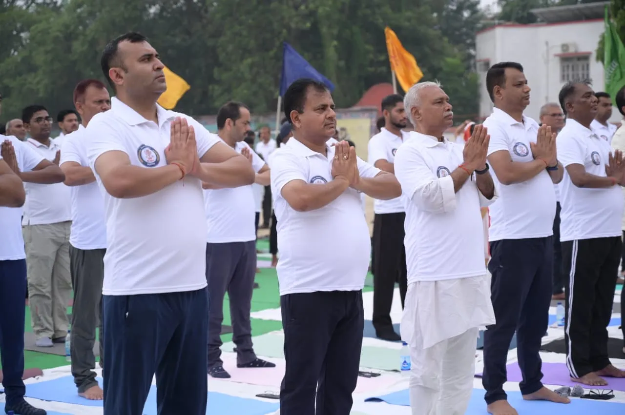 स्वस्थ, संतुलित एवं सकारात्मक जीवन जीने का साधन है योग: डीएम 