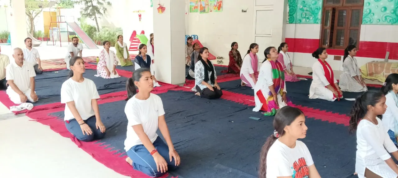 वी. एस. मेमोरियल पब्लिक स्कूल में योग दिवस पर गूंजा 'ॐ', विद्यार्थियों और शिक्षकों ने साधा तन-मन-आत्मा का संतुलन