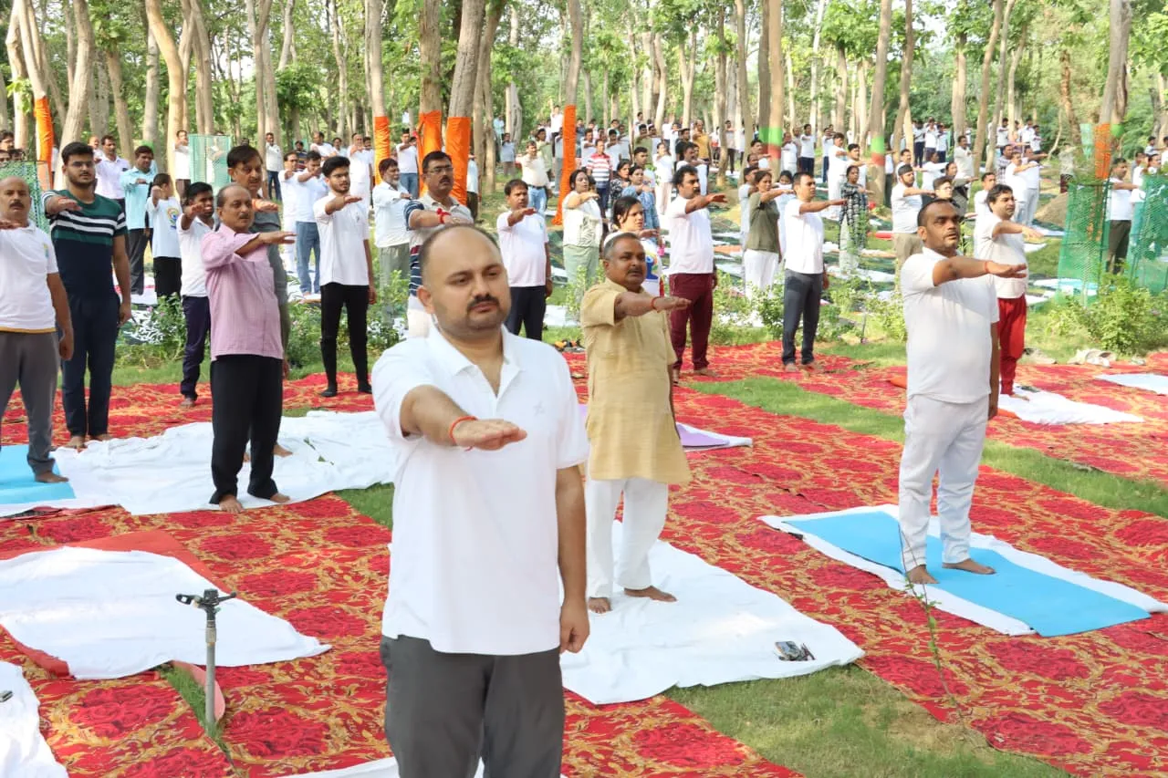 स्वामी करपात्री जी महाराज जैव विविधता पार्क चिलबिला में अर्न्तराष्ट्रीय योग दिवस का किया गया भव्य आयोजन,