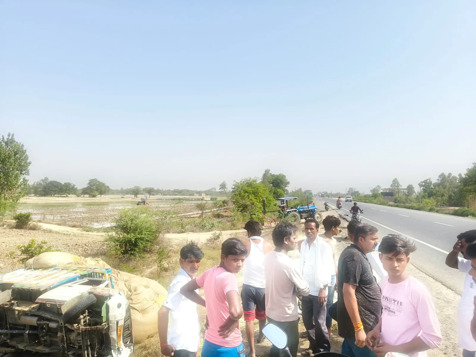 तेज रफ्तार ओवरलोड पिकअप की टक्कर से बाइक सवार पति व पत्नी की मौके पर मौत, पुत्र घायल