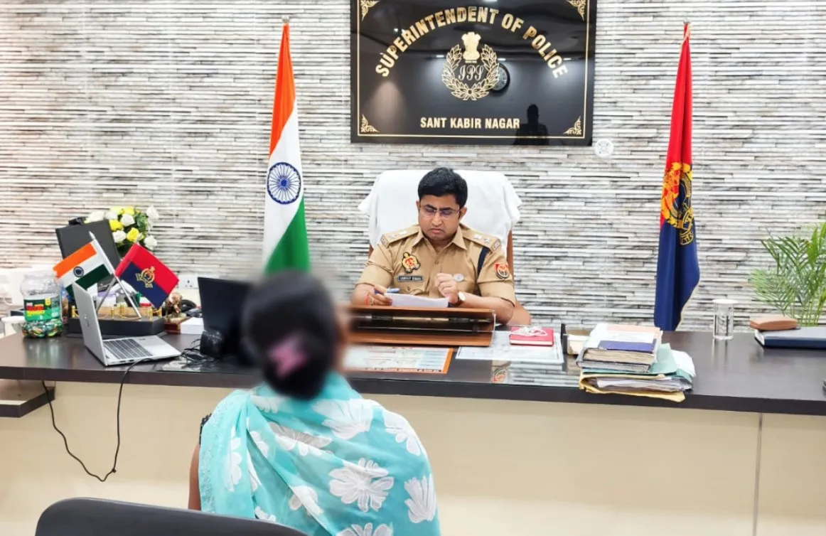 पुलिस अधीक्षक द्वारा जनसुनवाई में शिकायतकर्ताओं की समस्याओं को सुनकर त्वरित निस्तारण हेतु दिए गए आवश्यक निर्देश