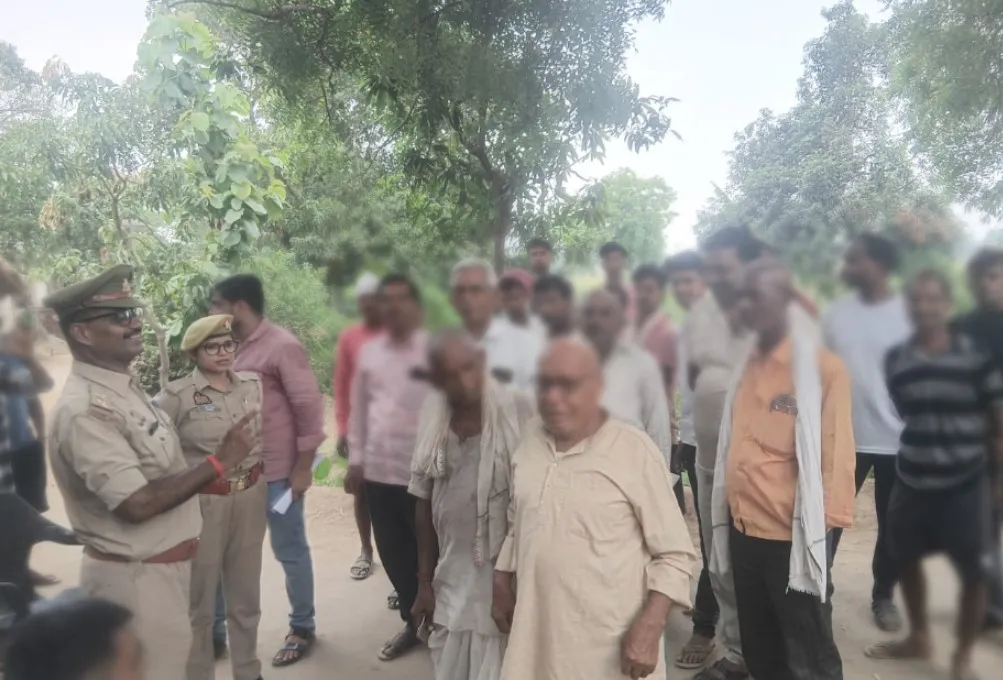 वरिष्ठ नागरिकों के बीच पहुंचकर सुनी गई समस्याएं व सरकारी योजनाओं की दी गई जानकारी