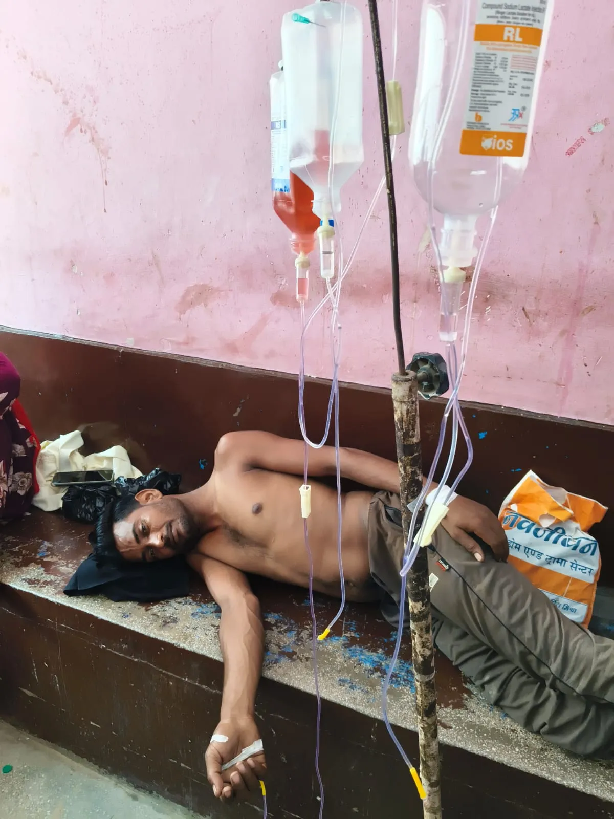 खेत पर चारा लेने गए युवक को जहरीले सांप ने डसा, डॉक्टरों की तत्परता से बची जान