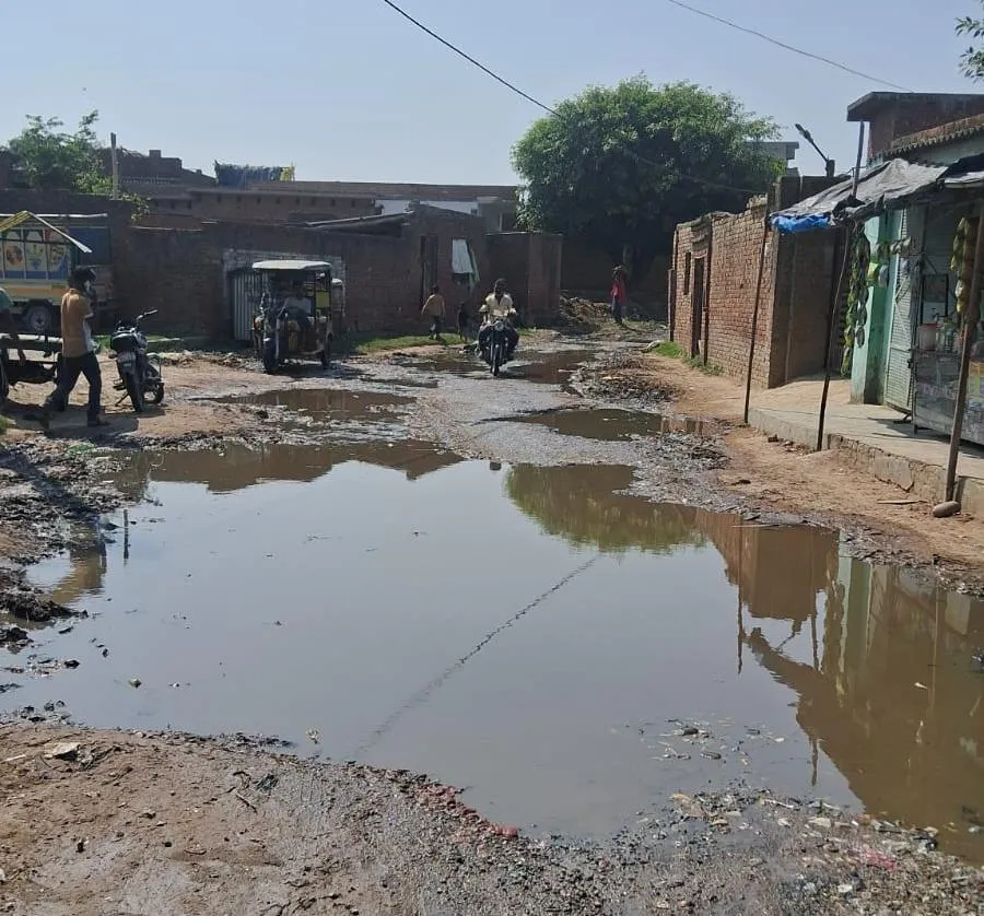 दिलावरपुर गांव में बदहाल सड़क पर जलभराव और गंदगी से लोगों का निकलना दूभर
