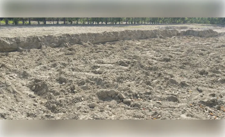 रात दिन खनन में लगे हैं दर्जनों ट्रैक्टर-ट्राली