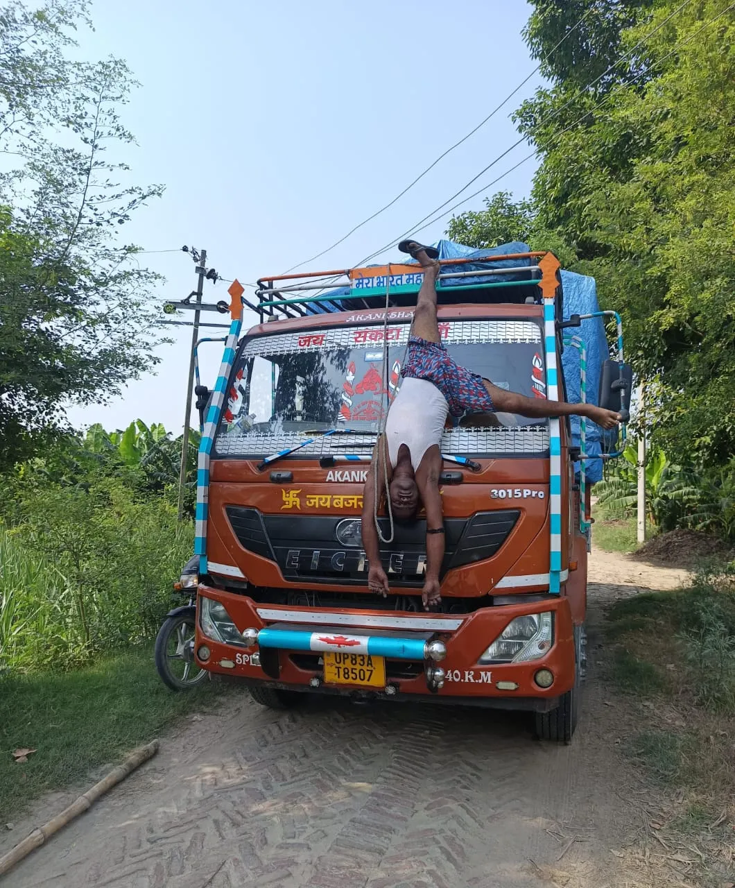 हाइटेंशन लाइन की चपेट में आने से डीसीएम चालक की मौत