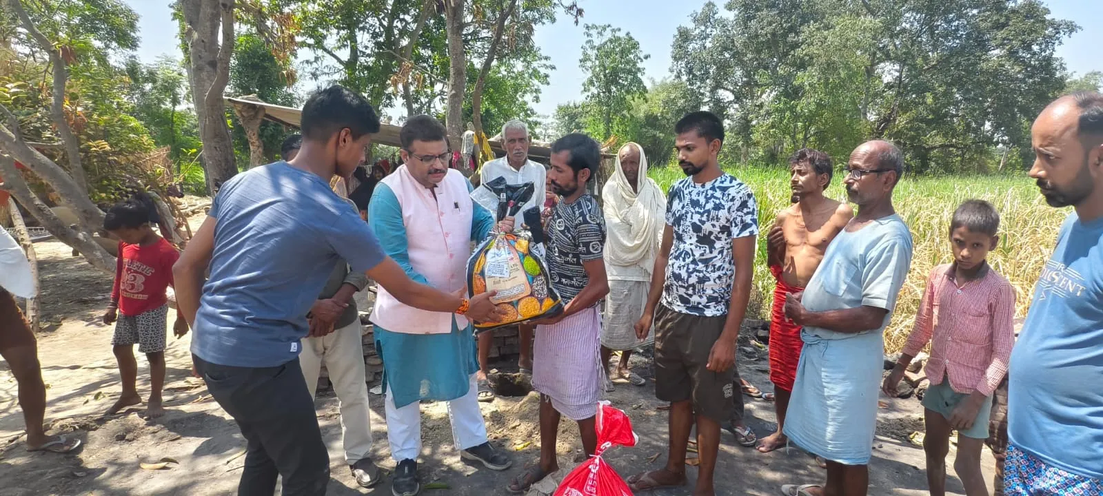 आग पीड़ित परिवारों से मिले भाजपा नेता राजेश्वर सिंह,बांटी राहत सामग्री