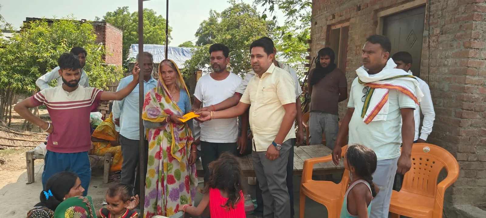 अग्निकांड पीड़ितों के बीच पहुंचे ब्लॉक प्रमुख प्रतिनिधि अमनदीप सिंह,आर्थिक सहायता देकर,आगे भी दिया मदद का भरोसा