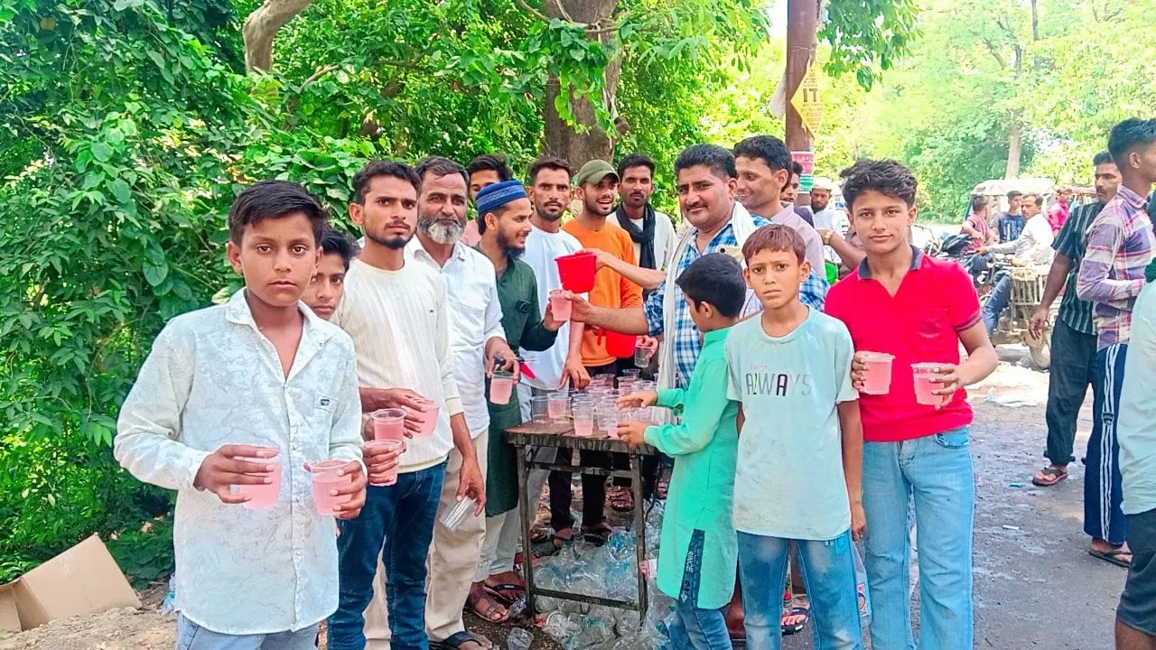 भीषण गर्मी में इंसानियत की मिसाल, हजारों राहगीरों को पिलाया शरबत