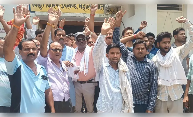 जेई विद्युत के निलंबन पर नगरवासियों का फूटा आक्रोश