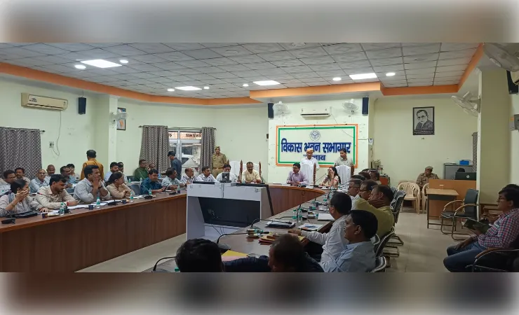 डीएम ने विकास कार्यों की समीक्षा में दिखाई सख्ती, खराब प्रगति वाले विभागों को लगाई फटकार