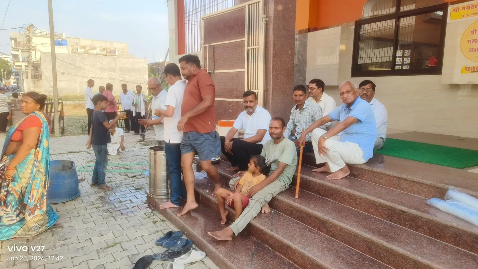 निर्जला एकादशी पर नर्मदेश्वर महादेव मंदिर में हुआ शरबत वितरण,श्रद्धालुओं ने ग्रहण किया प्रसाद