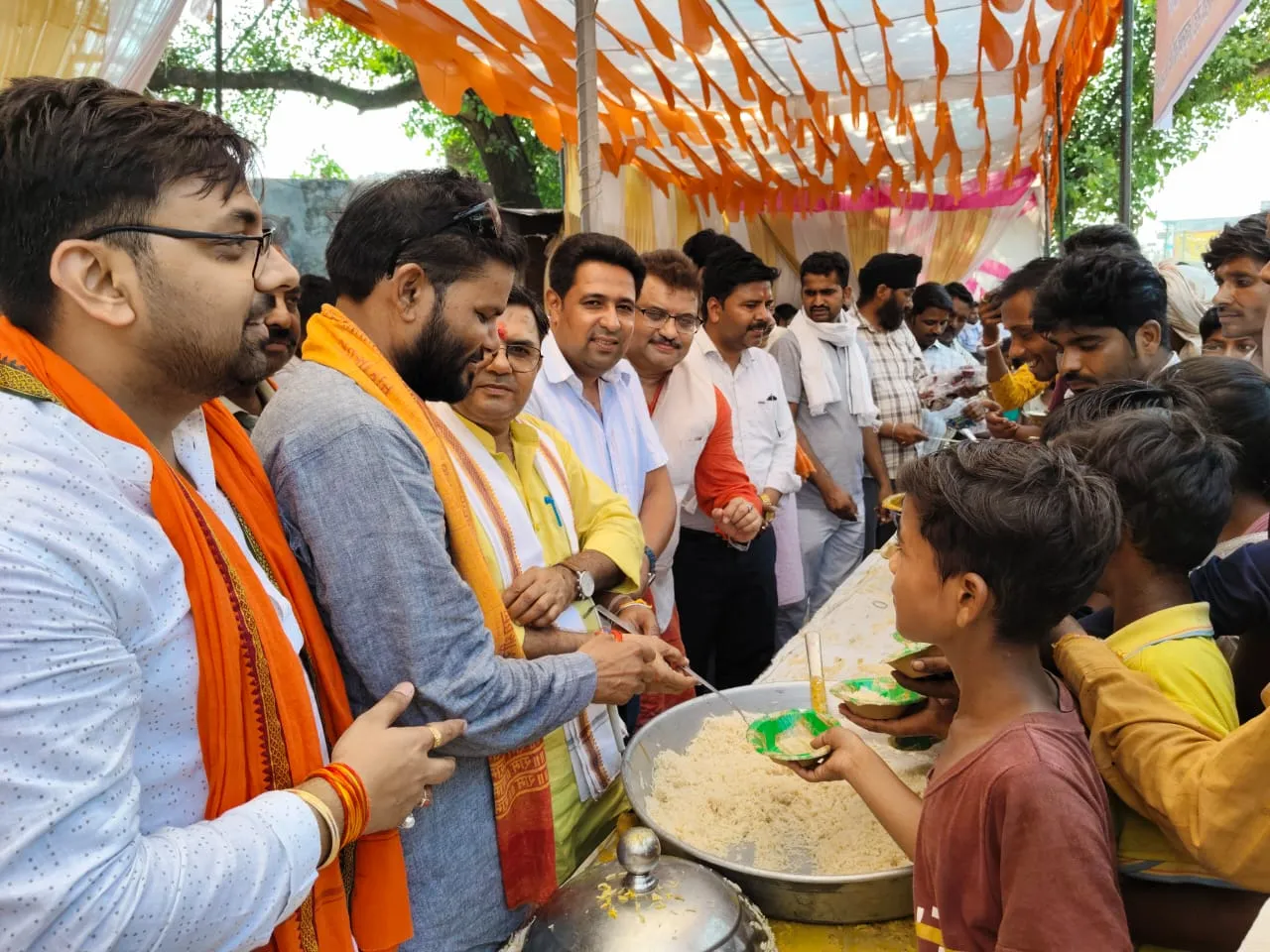 भाजपा निघासन के कार्यकर्ताओं द्वारा ज्येष्ठ माह के अंतिम शनिवार पर में विशाल भंडारे का आयोजन।