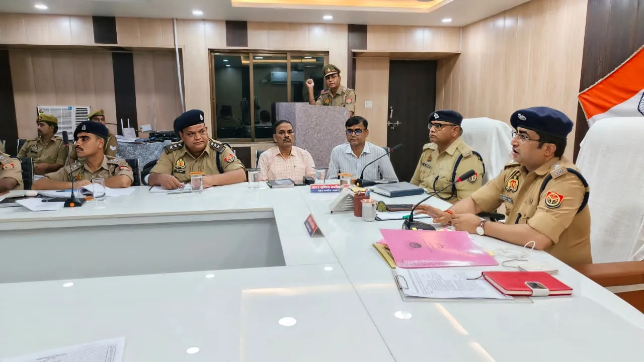 उत्कृष्ट कार्य करने वाले 21 पुलिसकर्मियों को कॉप आफ द मंथ चुनकर प्रशस्ति पत्र देकर किया गया सम्मानित
