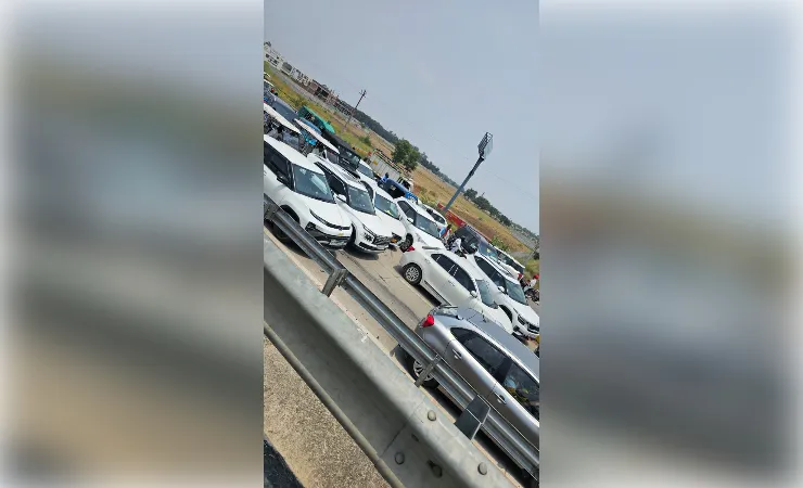 भूसे से भरा ट्रक पलटा, किसान पथ से पूर्वांचल एक्सप्रेस-वे तक लगा लंबा जाम
