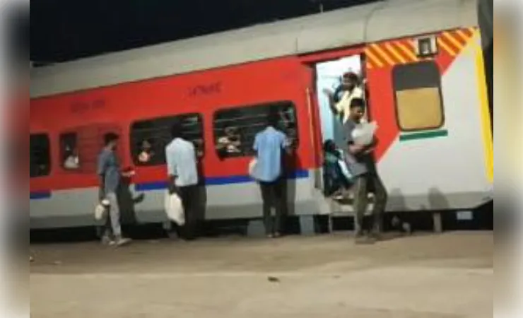 गोंडा जंक्शन बना अवैध वेंडरों का अड्डा, नियम-कानून ताक पर, यात्री परेशान