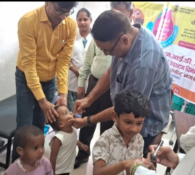डीएम द्वारा पल्स पोलियो ड्राॅप पिलाकर पल्स पोलियो अभियान का किया गया शुभारंभ।
