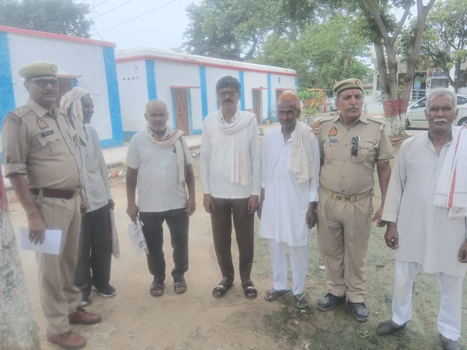 कम्युनिटी पुलिसिंग यूनिट द्वारा सरकारी योजनाओं की दी गई जानकारी