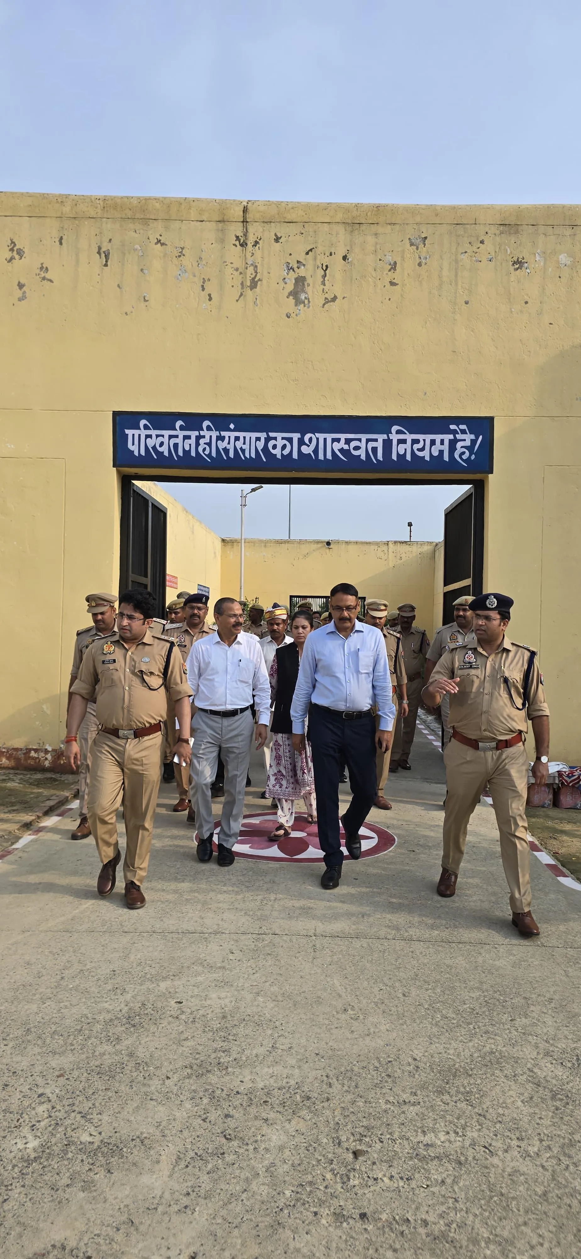 जनपद न्यायाधीश, डीएम व एसपी ने संयुक्त रूप से जिला कारागार का किया निरीक्षण