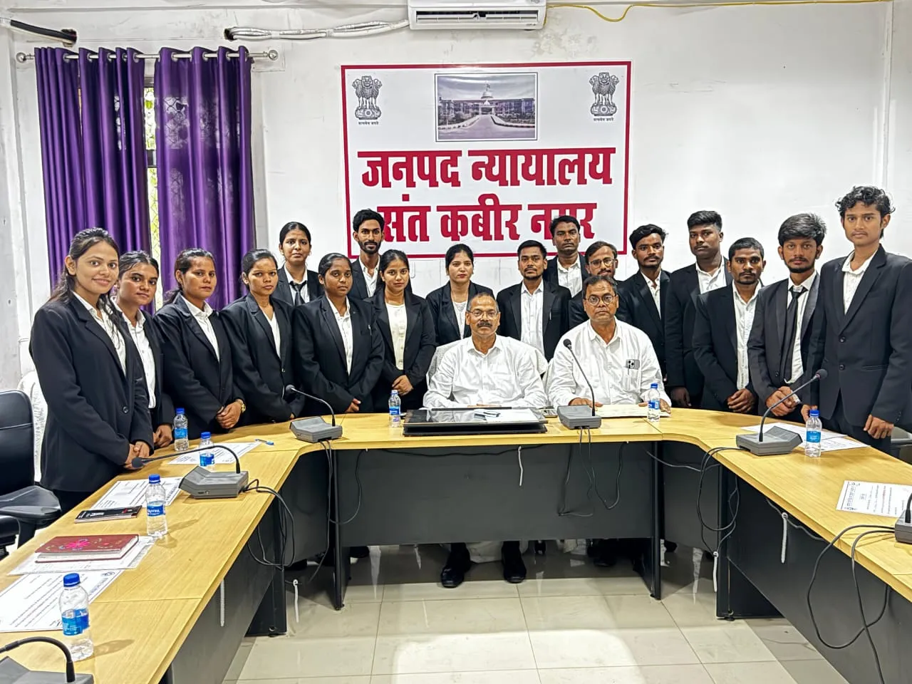 जिला जज द्वारा विधि छात्रों को दिया गया प्रमाण पत्र