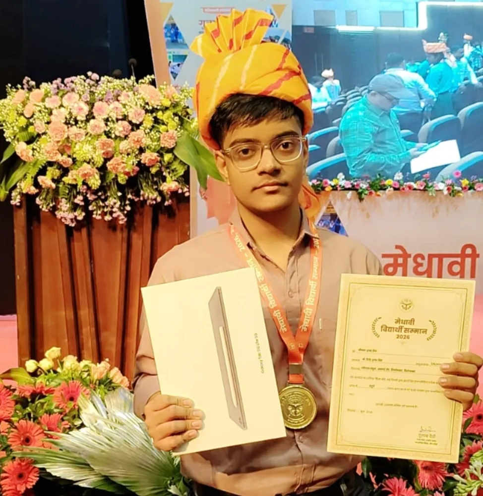 द ऐशियन सीनियर सेकेंडरी स्कूल के छात्र नीलांश प्रताप सिंह को मुख्यमंत्री ने किया सम्मानित
