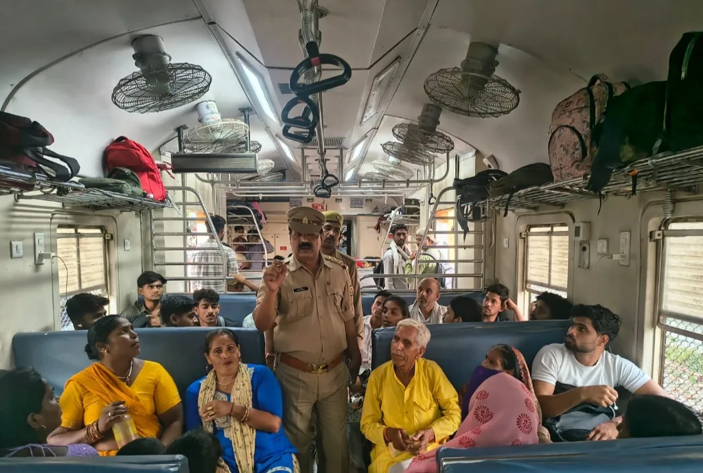रेलवे स्टेशन और उसके आसपास पत्थरबाजी की घटनाओं को रोकने को ट्रेन यात्रियों व अन्य लोगो को किया जागरूक