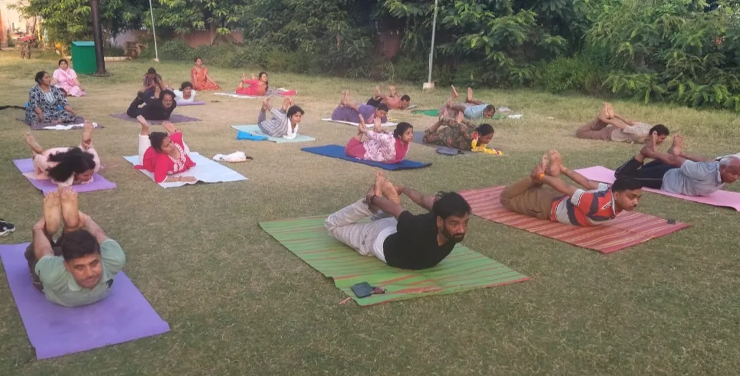 अटल पार्क अंतरराष्ट्रीय योग दिवस को लेकर तैयारियां शुरू,  योग शिविर में प्रातः जुट रहे हैं योग साधक 