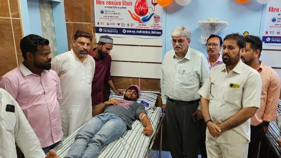 विश्व रक्तदाता दिवस पर लक्ष्मी हॉस्पिटल में विशाल रक्तदान शिविर का आयोजन