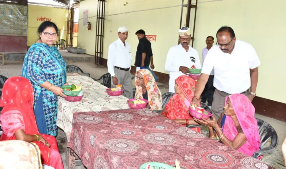 विश्व बृद्ध जन जागरूकता दिवस पर जिलाधिकारी ने आवासीय बृद्ध आश्रम का भृमण किया