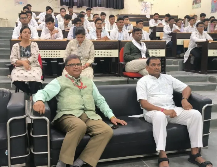 12 वे अंतरराष्ट्रीय योग दिवस पर मेडिकल कॉलेज में योग द्वारा स्वास्थ्य प्रबन्धन पर सेमिनार का आयोजन