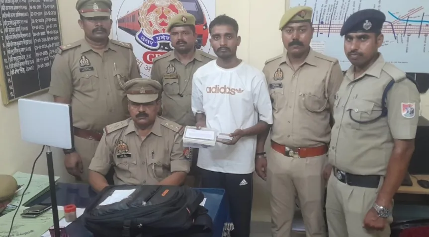 चलती ट्रेनो में यात्रियों के मोबाइल चोरी करने वाले चोर को राजकीय रेलवे पुलिस ने किया गिरफ्तार  कब्जे से दो मोबाइल बरामद