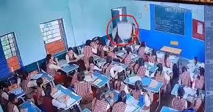 क्लास में पढ़ रही थीं छात्राएं तभी ऊपर से गिरा छत का प्लास्टर