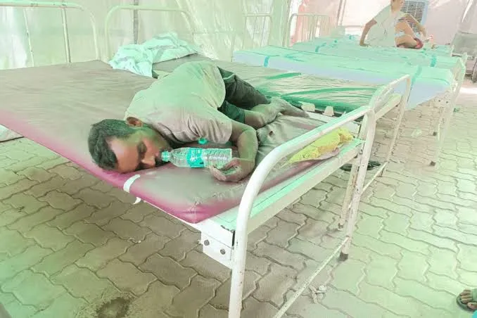 सड़े-गले बिस्तर...जंग लगे ताले अस्पताल की दुर्दशा 
