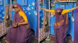 साड़ी पहनकर लड़की ने माइकल जैक्सन के मशहूर डांस स्टेप्स को किया फॉलो