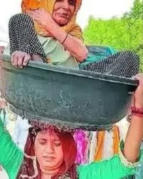 90 साल की सास को सिर पर बैठाकर बहू करवा रही बृज की चौरासी कोस की परिक्रमा
