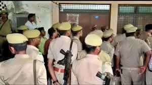 पुलिस आई तो विदेशी महिला ने चौथी मंजिल से लगा दी छलांग, बंद कमरे से क्या-क्या मिला?