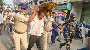 स्वपन कुमार नंदी को अब जनता ने अंडों से नहला दिया