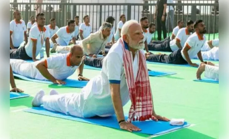  कोलकाता में 35000 लोगों के साथ योग कर रहे पीएम मोदी