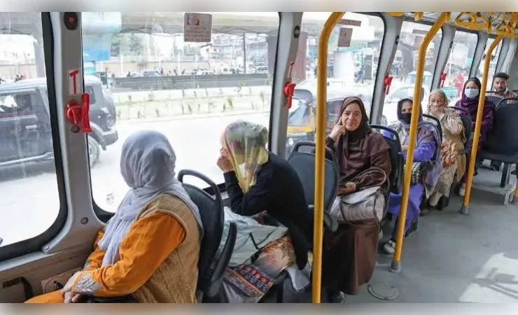 पश्चिम बंगाल में महिलाओं के लिए फ्री बस यात्रा और 1 लाख नौकरियां